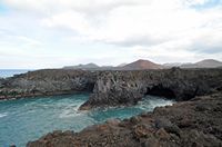 El parque natural de los Volcanes en Lanzarote. los acantilados de Los Hervideros. Haga clic para ampliar la imagen en Adobe Stock (nueva pestaña).