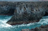 Het natuurpark van los Volcanes in Lanzarote. De kliffen van Los Hervideros. Klikken om het beeld te vergroten in Adobe Stock (nieuwe tab).