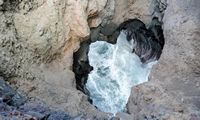 El parque natural de los Volcanes en Lanzarote. los acantilados de Los Hervideros. Haga clic para ampliar la imagen en Adobe Stock (nueva pestaña).