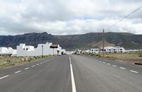 Das Dorf La Caleta de Famara auf Lanzarote. Avenida El Marinero. Klicken, um das Bild in Adobe Stock zu vergrößern (neue Nagelritze).