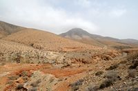 El pueblo de Cardón en Fuerteventura. La Montaña de la Tablada. Haga clic para ampliar la imagen en Adobe Stock (nueva pestaña).