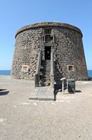 El pueblo de El Cotillo en Fuerteventura. La Torre de Tostón. Haga clic para ampliar la imagen en Adobe Stock (nueva pestaña).