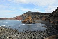 El pueblo de El Golfo en Lanzarote. el volcán Dyke del Golfo. Haga clic para ampliar la imagen en Adobe Stock (nueva pestaña).