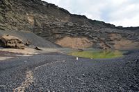 Das Dorf El Golfo in Lanzarote. Krater von El Golfo Vulkan. Klicken, um das Bild in Adobe Stock zu vergrößern (neue Nagelritze).