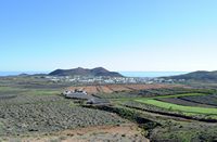 Das Dorf Guatiza auf Lanzarote. Das Dorf und der Vulkan von Las Calderetas. Klicken, um das Bild in Adobe Stock zu vergrößern (neue Nagelritze).