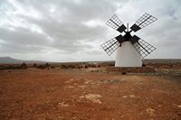 A aldeia de Llanos de la Concepción em Fuerteventura. Moinho de vento com quatro asas. Clicar para ampliar a imagem em Adobe Stock (novo guia).