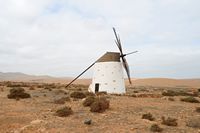 Het dorp Llanos de la Concepción in Fuerteventura. Windmolen met zes vleugels. Klikken om het beeld te vergroten in Adobe Stock (nieuwe tab).