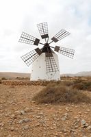 A aldeia de Llanos de la Concepción em Fuerteventura. Moinho de seis asas. Clicar para ampliar a imagem em Adobe Stock (novo guia).