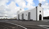 Das Dorf Mancha Blanca in Lanzarote. Die Kirche Our Lady of Sorrows. Klicken, um das Bild in Adobe Stock zu vergrößern (neue Nagelritze).