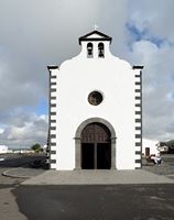 El pueblo de Mancha Blanca en Lanzarote. Fachada de la Virgen de los Dolores. Haga clic para ampliar la imagen en Adobe Stock (nueva pestaña).