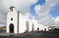 Das Dorf Mancha Blanca in Lanzarote. Die Kirche Our Lady of Sorrows. Klicken, um das Bild in Adobe Stock zu vergrößern (neue Nagelritze).