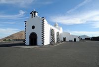 A aldeia de Mancha Blanca em Lanzarote. Iglesia de Nuestra Señora de Los Dolores. Clicar para ampliar a imagem em Adobe Stock (novo guia).