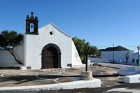 A aldeia de El Mojón em Lanzarote. A capela de São Sebastião. Clicar para ampliar a imagem em Adobe Stock (novo guia).