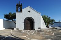 Das Dorf El Mojon in Lanzarote. Die San Sebastian Kapelle. Klicken, um das Bild in Adobe Stock zu vergrößern (neue Nagelritze).