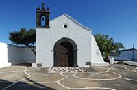 Het dorp El Mojón in Lanzarote. De kapel van St. Sebastian. Klikken om het beeld te vergroten in Adobe Stock (nieuwe tab).