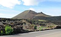 Das Dorf Órzola in Lanzarote. Die Quemada Vulkan Órzola aus der Sicht des Rio gesehen. Klicken, um das Bild in Adobe Stock zu vergrößern (neue Nagelritze).