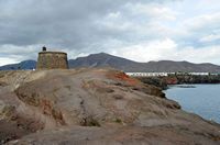 El pueblo de Playa Blanca en Lanzarote. La Punta del Águila. Haga clic para ampliar la imagen en Adobe Stock (nueva pestaña).