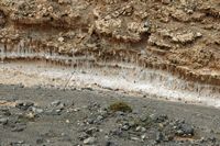 Het dorp Puertito de los Molinos in Fuerteventura. Zoutafzetting in de Barranco de la Cruz. Klikken om het beeld te vergroten in Adobe Stock (nieuwe tab).