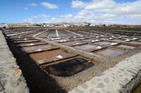 Le village de Las Salinas del Carmen à Fuerteventura. Les bassins de cristallisation (oeillets) des salines. Cliquer pour agrandir l'image dans Adobe Stock (nouvel onglet).