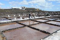 Das Dorf Las Salinas del Carmen auf Fuerteventura. Ernte des Salzes. Klicken, um das Bild in Adobe Stock zu vergrößern (neue Nagelritze).