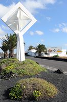 El pueblo de Tahíche en Lanzarote. Escultura delante de la Fundación César Manrique. Haga clic para ampliar la imagen en Adobe Stock (nueva pestaña).