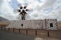 Het dorp Tefia in Fuerteventura. Vrouwelijke molen (Molina). Klikken om het beeld te vergroten in Adobe Stock (nieuwe tab).