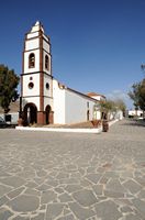 El pueblo de Tetir en Fuerteventura. La iglesia de Santo Domingo. Haga clic para ampliar la imagen en Adobe Stock (nueva pestaña).