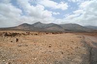 Das Dorf Tindaya Fuerteventura. Der Berg Tindaya. Klicken, um das Bild in Adobe Stock zu vergrößern (neue Nagelritze).