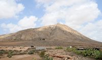 Het dorp Tindaya in Fuerteventura. De berg van Tindaya. Klikken om het beeld te vergroten in Adobe Stock (nieuwe tab).