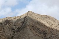 Das Dorf Tindaya Fuerteventura. Die Spitze des Montaña Tindaya. Klicken, um das Bild in Adobe Stock zu vergrößern (neue Nagelritze).