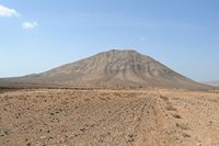 El pueblo de Tindaya en Fuerteventura. La montaña de Tindaya cara sureste. Haga clic para ampliar la imagen en Adobe Stock (nueva pestaña).