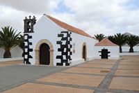 El pueblo de Tindaya en Fuerteventura. La Iglesia de Nuestra Señora de la Caridad. Haga clic para ampliar la imagen en Adobe Stock (nueva pestaña).