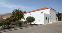 Het dorp Vega de Río Palmas in Fuerteventura. De Kerk van Onze Lieve Vrouw van de Rots (Ermita de Nuestra Señora de la Peña). Klikken om het beeld te vergroten in Adobe Stock (nieuwe tab).