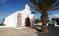 Das Dorf La Vegueta Yuco in Lanzarote. Die Kapelle Unserer Lieben Frau von Regla. Klicken, um das Bild in Adobe Stock zu vergrößern (neue Nagelritze).