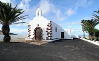 Das Dorf La Vegueta Yuco in Lanzarote. Die Kapelle Unserer Lieben Frau von Regla. Klicken, um das Bild in Adobe Stock zu vergrößern (neue Nagelritze).