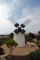 A cidade de Antigua em Fuerteventura. O moinho de Antigua. Clicar para ampliar a imagem em Adobe Stock (novo guia).