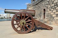 De stad Arrecife in Lanzarote. Canon van het Fort Sint-Gabriël. Klikken om het beeld te vergroten in Adobe Stock (nieuwe tab).