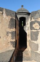 De stad Arrecife in Lanzarote. Watchtower van Fort Sint-Joseph (Castillo San Jose). Klikken om het beeld te vergroten in Adobe Stock (nieuwe tab).