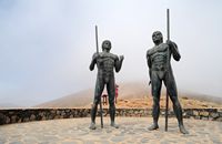 Das Landpark Betancuria in Fuerteventura. Die Statuen von Guise und Ayoze. Klicken, um das Bild in Adobe Stock zu vergrößern (neue Nagelritze).