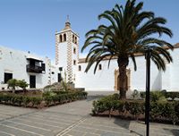 The town of Betancuria in Fuerteventura. The Santa María church. Click to enlarge the image in Adobe Stock (new tab).