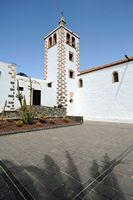De stad Betancuria in Fuerteventura. De kerktoren van Santa María. Klikken om het beeld te vergroten in Adobe Stock (nieuwe tab).