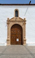 De stad Betancuria in Fuerteventura. Het portaal van de kerk Santa María. Klikken om het beeld te vergroten in Adobe Stock (nieuwe tab).