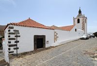 The town of Betancuria in Fuerteventura. The Santa María church. Click to enlarge the image in Adobe Stock (new tab).