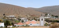 De stad Betancuria in Fuerteventura. De Santa Maria kerk en het dorp. Klikken om het beeld te vergroten in Adobe Stock (nieuwe tab).