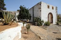De stad Betancuria in Fuerteventura. De ruïnes van de kerk van van het klooster van Sint-Bonaventura (Convento de San Buenaventura). Klikken om het beeld te vergroten in Adobe Stock (nieuwe tab).