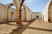 La ciudad de Betancuria en Fuerteventura. Las ruinas de la iglesia del monasterio de San Buenaventura (Convento de San Buenaventura). Haga clic para ampliar la imagen en Adobe Stock (nueva pestaña).