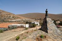 De stad Betancuria in Fuerteventura. Standbeeld van het verschuiven van de pottenbakker bij het klooster van Sint-Bonaventura (Convento de San Buenaventura). Klikken om het beeld te vergroten in Adobe Stock (nieuwe tab).