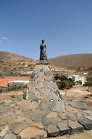 A cidade de Betancuria em Fuerteventura. Estátua da ceramista itinerante ao Mosteiro de São Boaventura (Convento de San Buenaventura). Clicar para ampliar a imagem em Adobe Stock (novo guia).