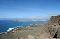 La ville d'Haría à Lanzarote. L'archipel Chinijo vu depuis le belvédère de Guinate. Cliquer pour agrandir l'image dans Adobe Stock (nouvel onglet).
