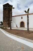 De stad La Oliva in Fuerteventura. De kerk van Onze Lieve Vrouw van Candelaria. Klikken om het beeld te vergroten in Adobe Stock (nieuwe tab).